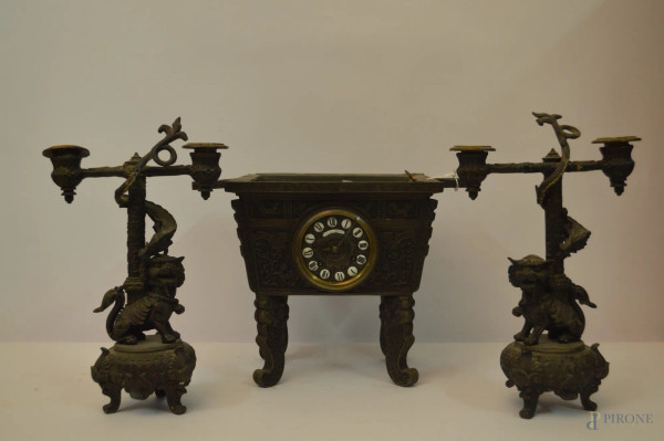 Trittico composto da due alzate a decoro di draghi e orologio in bronzo cesellato a forma di centrotavola orientale, h. max 28 cm.