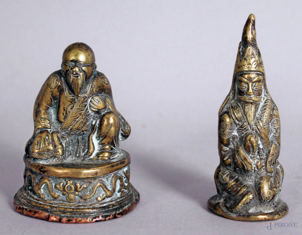 Lotto composto da due sculture in bronzo raffiguranti figure, arte orientale,  altezza max. 10 cm, XIX sec.