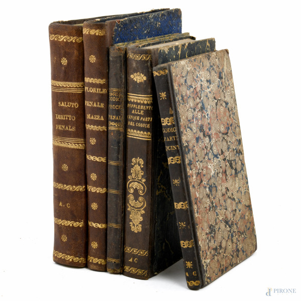Lotto di 5 libri di argomento giuridico, XIX secolo, (segni di usura, rotture, strappi, mancanze, difetti)