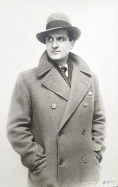 Cavalier Barone (XX sec.), Ritratto maschile con paletot e cappello, rara foto all’albumina, cm 9x14, punzone a secco Studio Cav. Barone - Genova, 1933, dedica al retro