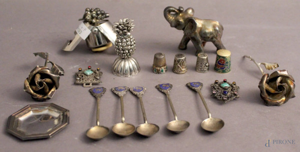 Lotto composto da quattordici oggetti in argento e metallo.