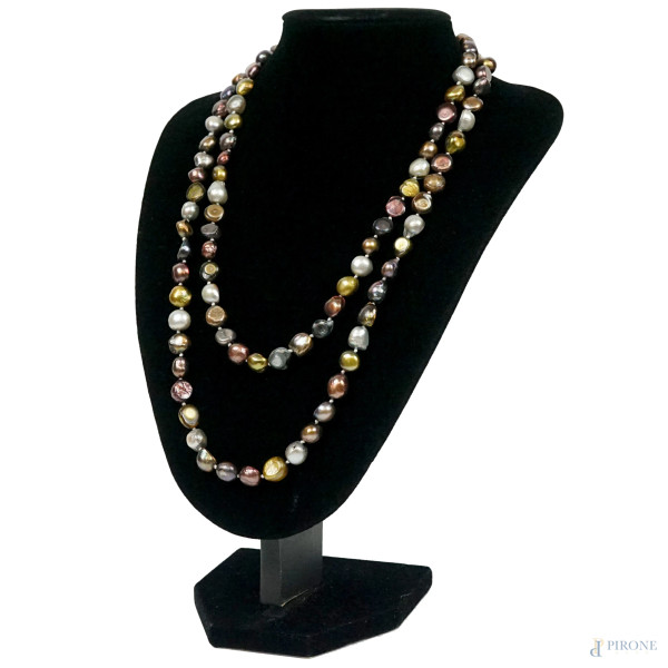 Collana lunga di perle colorate, (imperfezioni)