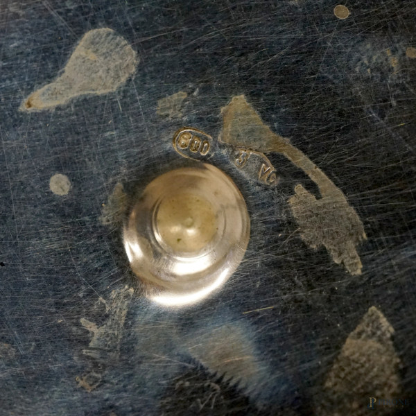 Coppia di candelabri a tre fiamme in argento con decori cesellati, Vercelli, metà XX secolo, alte...