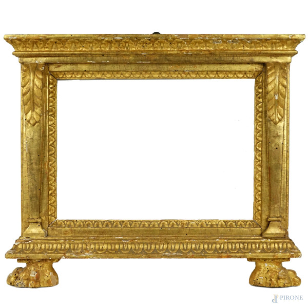 Cornice cartagloria in legno dorato e finemente intagliato, piedi ferini,  XIX secolo, ingombro cm 36,5x44, luce cm 22,5x31,5, (difetti)