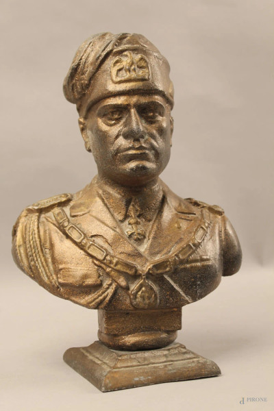 Busto di Mussolini, scultura in metallo dorato, h. 26,5 cm.