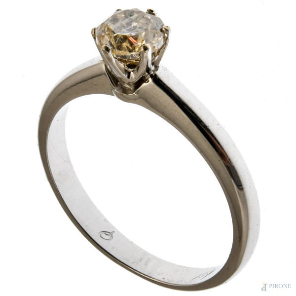 Anello solitario in oro bianco 18kt, diamante fancy 0,71 ct SI3, misura 14, peso lordo gr 3,5