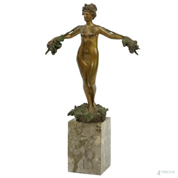 Settembrina, scultura in bronzo dorato su base in marmo, firmata Cifariello, h cm 23, totale h cm 33