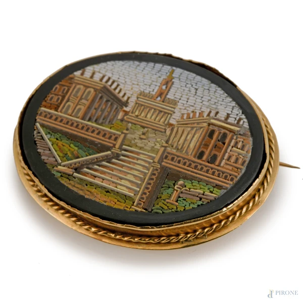 Spilla in micromosaico con montatura in oro 18 kt rafffigurante il Campidoglio, cm 3,3x44,1