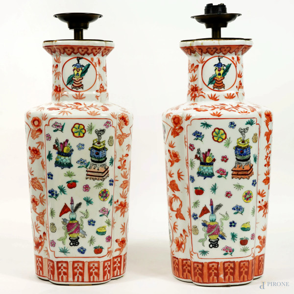 Coppia di vasi montati a lampade in porcellana policroma nei toni dell'arancio, cm h 47, arte orientale, XX secolo, (difetti)