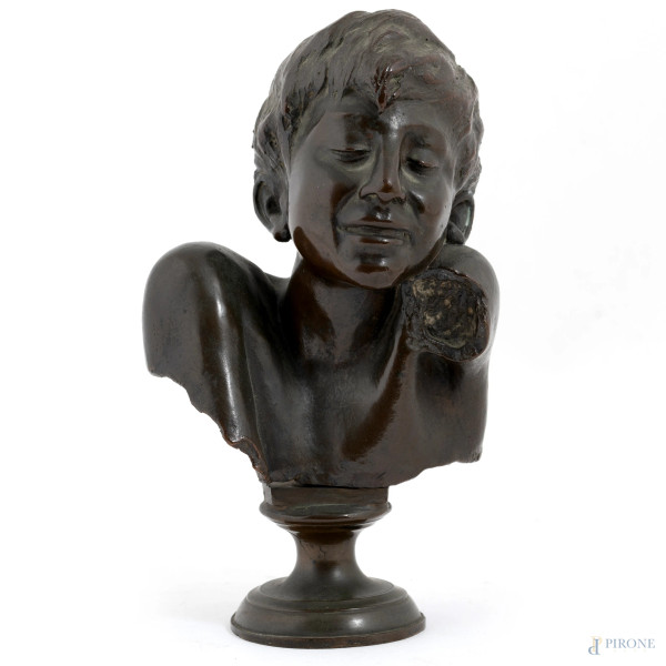 Rocco Milanese (1852-?), Ragazzo, scultura in bronzo, altezza cm 18, firmato al retro, (lievi segni di usura)