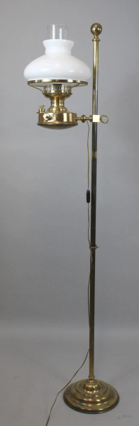 Lampada da terra in bronzo con globo in opalina, marcata Urss, altezza 168 cm.