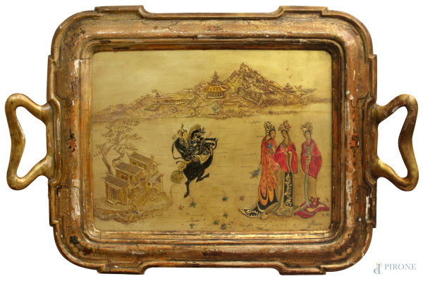 Grande vassoio a guantiera in legno inciso e dorato, con parte centrale raffigurante paesaggio cinese con cavaliere e tre fanciulle, particolari dipinti, Francia XIX sec., cm 108 x 73.