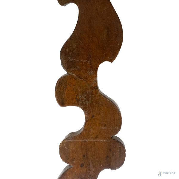 Coppia di Consolles in noce a tre gambe sagomate raccordate, congiungibili a creare un tavolo ton...