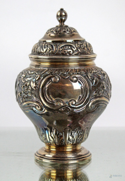 Scatola da thè in argento sbalzato e cesellato, cm h 13,5, Inghilterra, gr 180