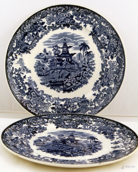 Coppia di piatti in maiolica blu a decoro di paesaggi orientali, diam, 25 cm