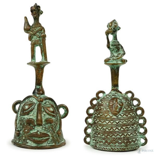 Lotto di due campane in bronzo, alt.max cm 21, popolo Dogon, Mali, (difetti).