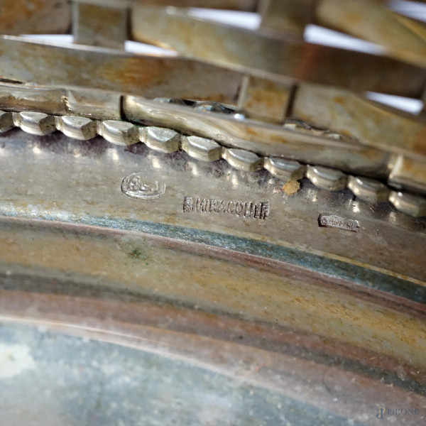 Centrotavola di linea tonda in argento, h cm 7 diam. Cm 26,5, peso gr. 660