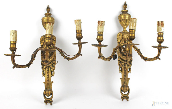 Coppia di appliques in bronzo dorato a tre luci, altezza cm. 44, XX secolo.