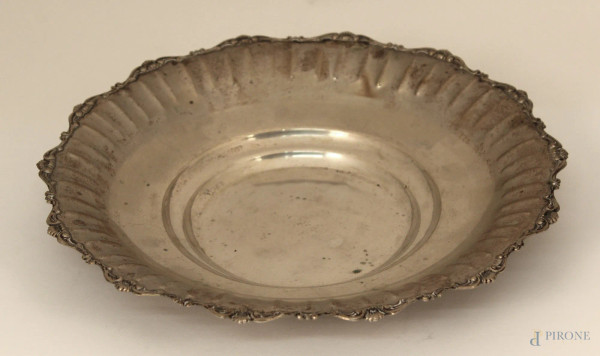 Centrotavola di linea tonda centinata in argento, diametro 29 cm, gr. 285.