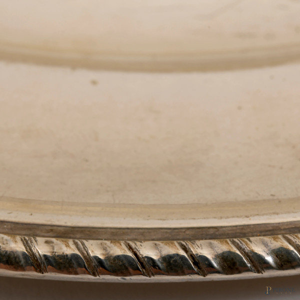 Lotto composto da 2 piatti circolari in argento, XX secolo, diametro massimo cm 30, peso totale g...