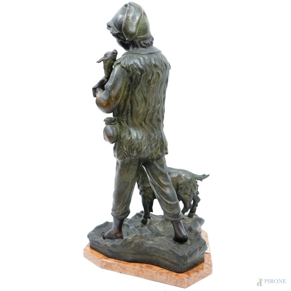 Scultura in bronzo rappresentante un pastorello, firmata V. Cinque, base in marmo, altezza cm 76