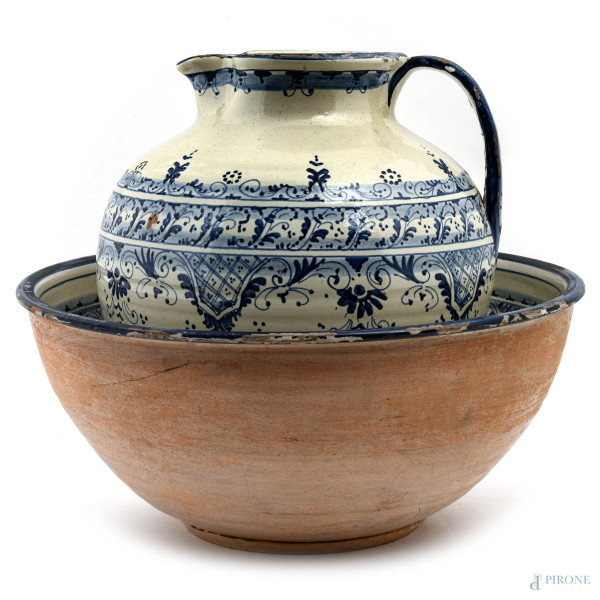 Set da toletta in maiolica nei toni del bianco e del blu composto da brocca e catino, XX secolo, altezza massima cm 34, (segni di usura, sbeccature, felature, rotture, restauri)