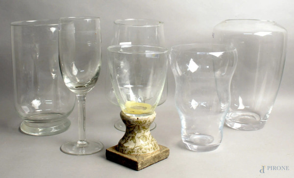 Lotto composto da sei vasi in vetro, h. max 32 cm.