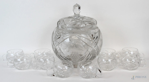 Servizio da punch in cristallo controtagliato, composto da un recipiente con coperchio e dieci bicchierini, alt. max cm 31, metà XX secolo, (lievi difetti e mancanze).