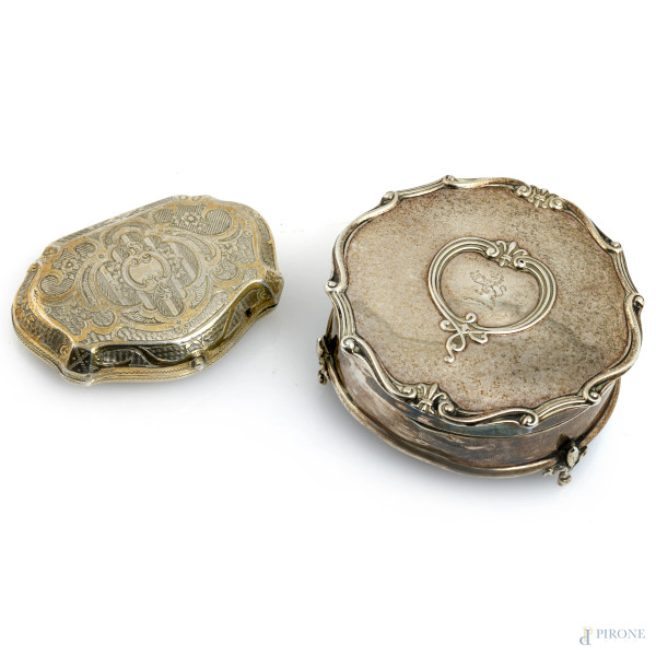 Lotto di due scatoline in argento lavorato a cesello e sbalzo, XX secolo, misure massime cm 3,5x8, peso complessivo gr 85
