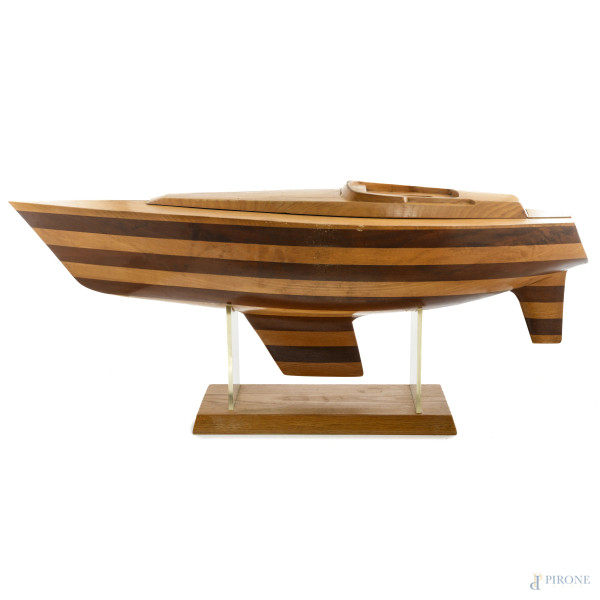 Scultura a guisa di barca in varie essenze di legno, XX secolo, cm 35x99x34, (segni di usura, graffi)