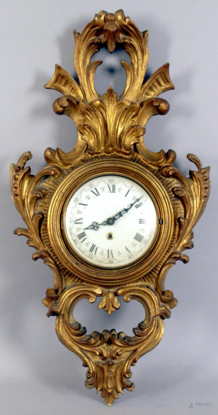 Orologio tipo Cartel in legno intagliato e dorato, altezza 68 cm, XX secolo.