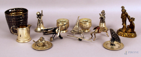 Lotto composto da quindici oggetti in argento e metallo, argento gr.460.