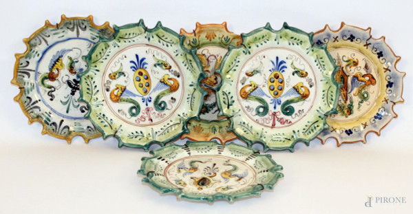 Lotto composto da sei piattini in maiolica policroma a decoro vegetale e animali fantastici, marcati, diam. cm 16.