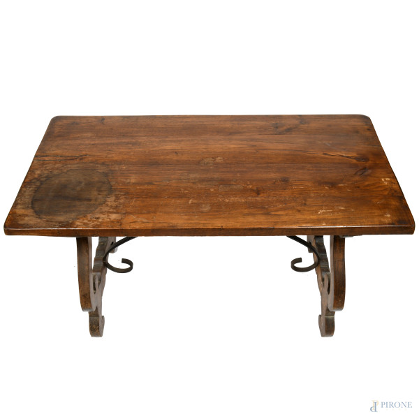 Tavolo fratino in noce con gambe a lira raccordate da traversa a volute in ferro battuto, XIX-XX ...