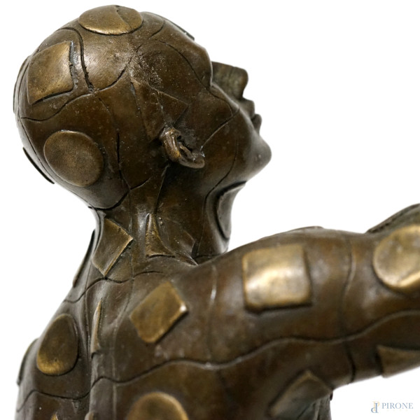 Scultura in bronzo raffigurante un uomo ricoperto di simboli geometrici, base quadrata in marmo n...