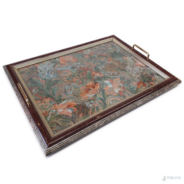Vassoio vintage in legno laccato e dorato con piano in batik su seta e maniglie in metallo curvato e dorato, cm 44x58
