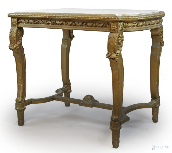 Tavolo da centro stile Luigi XVI, in legno intagliato e dorato, piano in marmo bianco, quattro gambe mosse riunite da traversa, cm 100x63x80, XX secolo, (difetti)