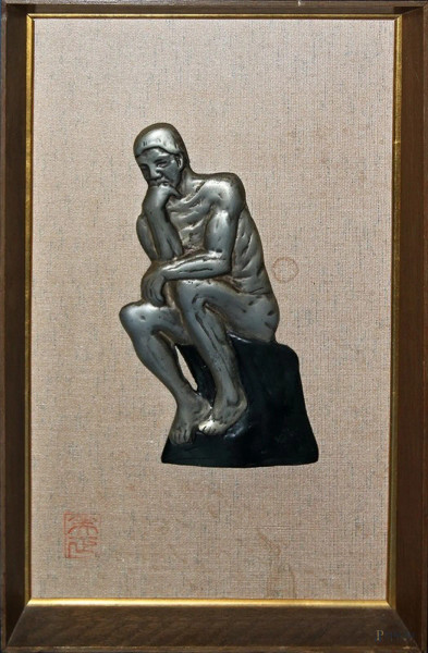 Uomo seduto, altorilievo in metallo, 25x14 cm, entro cornice.