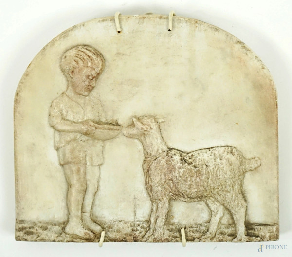 Bassorilievo in marmo raffigurante fanciullo che abbevera una pecora, cm 14,5x17, inizi XX secolo, (difetti).