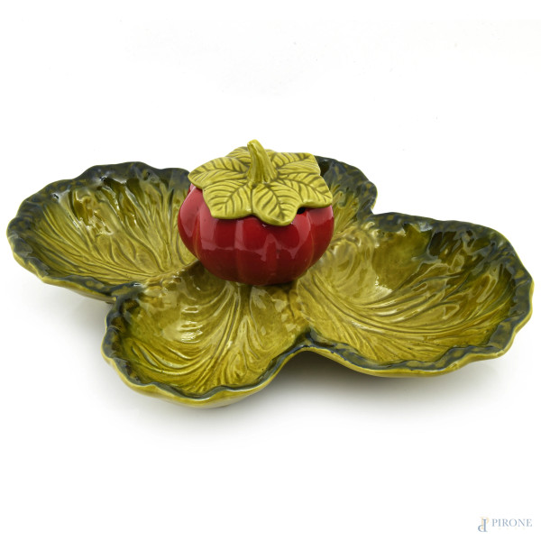 Antipastiera in ceramica dipinta a guisa di peperone, XX secolo, cm 20x45x35, (segni di usura, sbeccature, difetti)