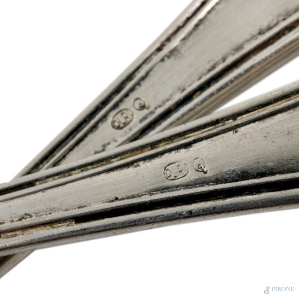 Lotto composto da brocca, piatto e due posate in argento, altezza massima cm 25,5, peso complessi...