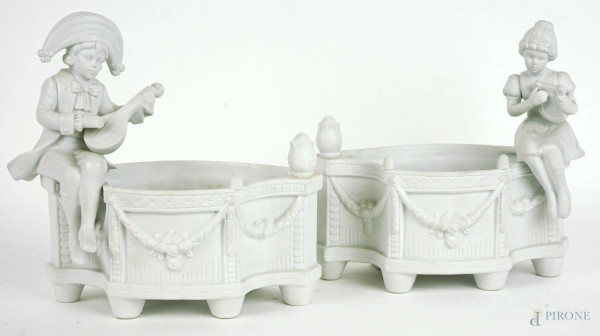 Due vasche in biscuit con figure di musicanti, misure max cm h 20x17x9, XX secolo.