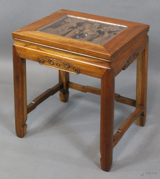 Tavolino in legno scolpito ed intagliato, piano con decoro raffigurante paesaggio con figure, cm. 41x34.5x30, manifattura orientale, XX secolo.