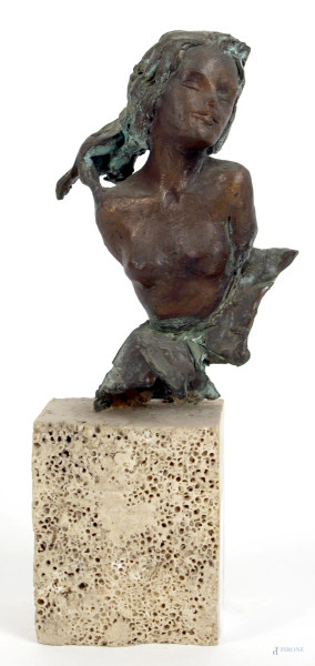 Figura femminile in bronzo, altezza cm. 17, firma al retro, base in travertino (altezza totale cm.27)