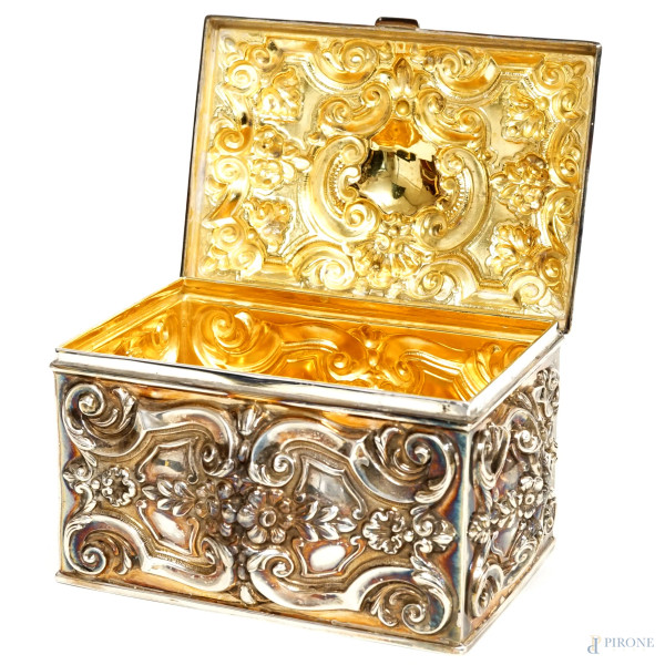 Cofanetto in argento lavorato a cesello e sbalzo con decori a volute e a motivi floreali, interno...