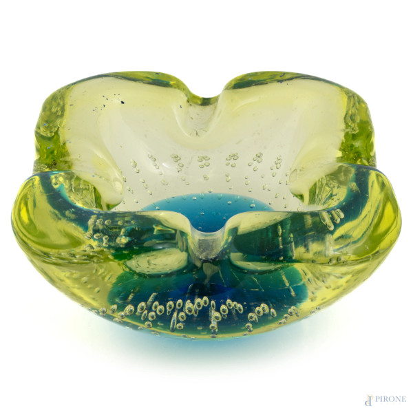 Lotto di due centrini in vetro di Murano nei toni del blu e del verde, XX secolo, misure massime ...