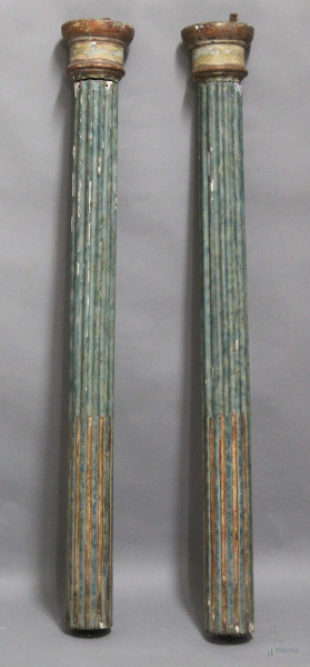 Coppia colonne da muro, in legno laccato e scanalato, XIX sec, h. 118 cm.