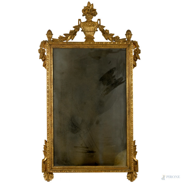Specchiera in legno dorato e intagliato con elemento apicale a vaso di fiori, cm 133x73, XX secolo, (difetti)