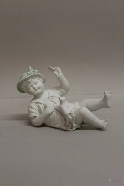 Bambino sdraiato con cane, scultura in bisquit, larg. 17 cm, (difetti).