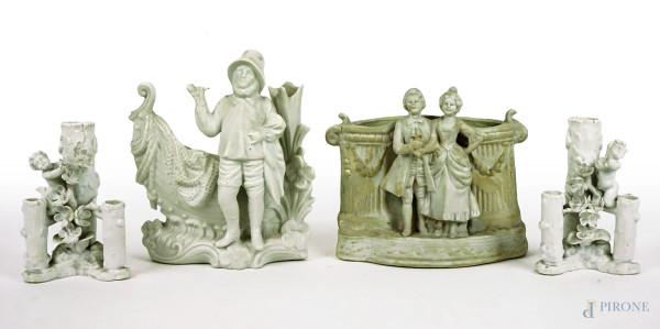 Lotto di quattro oggetti in biscuit raffiguranti coppia di gentiluomini, marinaio e cherubini, alt. max cm 15, XX secolo, (difetti).